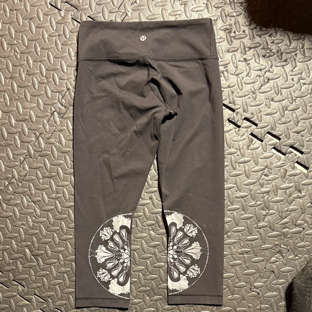 lululemon athletica women’s xs Leggings with White Floral Accents there’s no tag